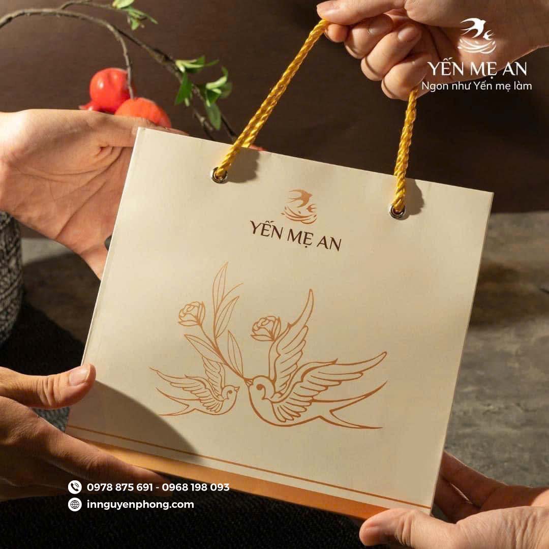 Mẫu túi giấy ép kim in hình và tên thương hiệu 